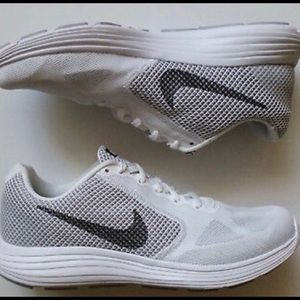 White nike shoes